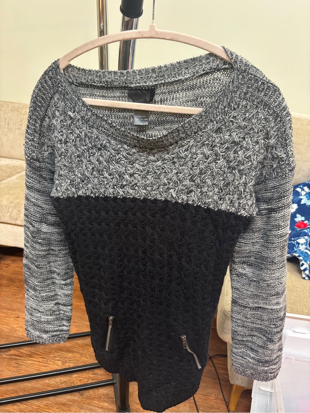 Textured Two-Tone Crewneck Sweater - Gray and Black